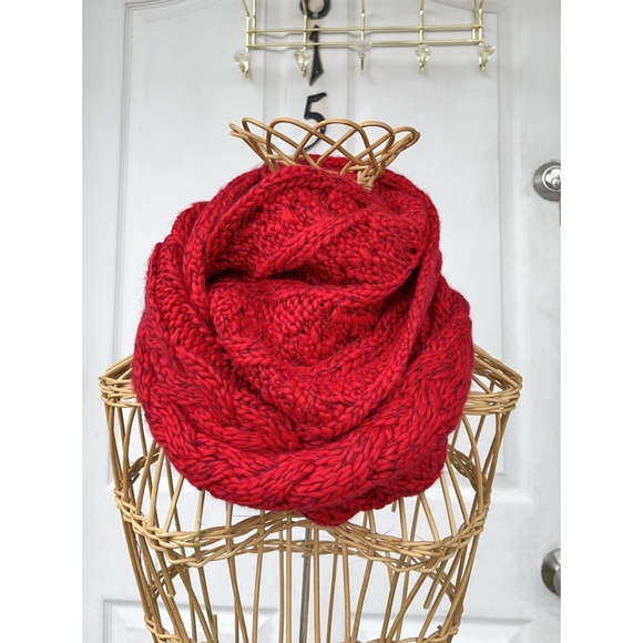 American Eagle Red Chunky Cable Knit Oversized Infinity Scarf One Size - Picture 11 of 11
